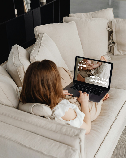 Frau auf Sofa mit Laptop